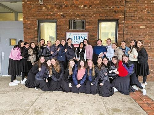 Naaleh Devotes Day to Chesed